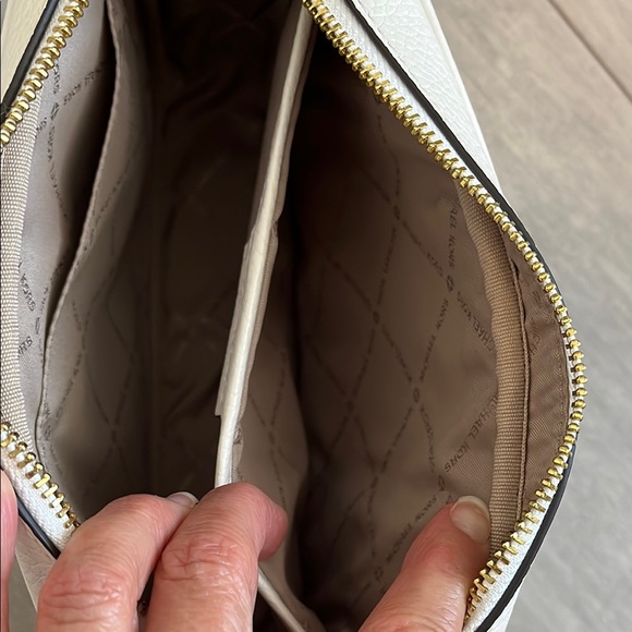 Michael Kors NWOT White Fultan Large Pebbled Leather Crossbody Bag Gold Accent - Picture 9 of 14